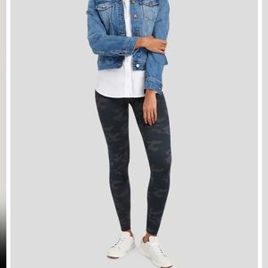 Spanx Look At Me Now Black and Gray Camo Seamless Leggings size Small